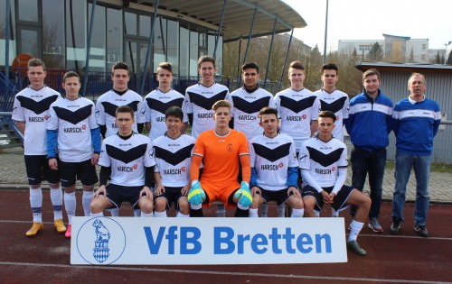 Foto:kri Die Verbandsliga A Junioren des VfB mit ihren Trainern Noah Wetzl und Reiner Pfannenschmid