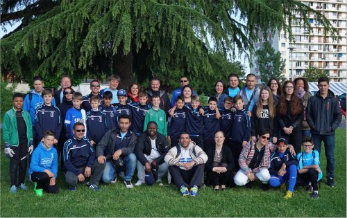 Foto: kri Die VfB Delegation mit den Jugendspielern, Trainern, Eltern und Geschwistern in Longjumeau
