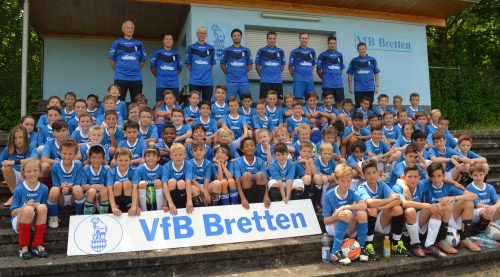 Foto:kri Die Teilnehmer des VfB Jugendcamps auf der VfB Stadiontribüne