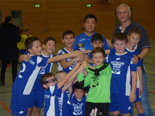 Foto: kri Der stellvertretende VfB Jugendleiter Andreas Robbe (re) überreichte der VfB E 2 mit Trainer Thieu Gia Thi einen Pokal.