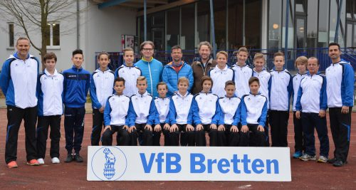 Foto:kri Die VfB C 2 Junioren mit ihren Sponsoren Dr. Schneider und Dr. Goll (7.u.8.v.li)